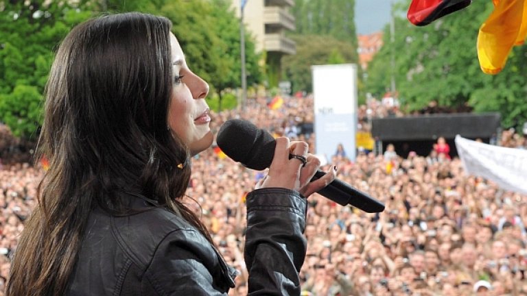 Победителката в Евровизия Лена пее песента си "Satellite" пред 40 000 души в родния си град Хановер