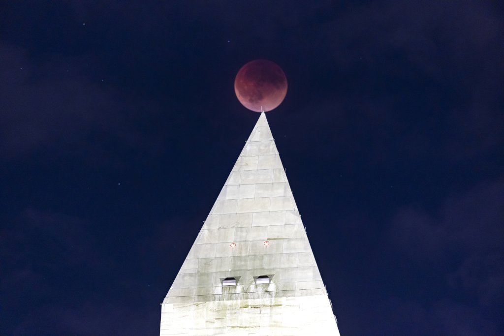 Първата за годината Кървава Луна съвпадна със Суперлуната (снимки)