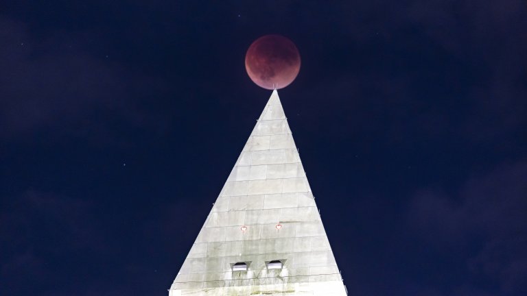Първата за годината Кървава Луна съвпадна със Суперлуната (снимки)