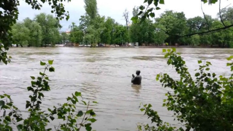 Наводнена Прага се бори с бедствието