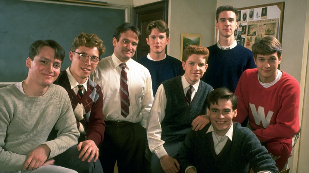“Обществото на мъртвите поети” 
Къде да гледате: в Disney+ 
Великолепният Робин Уилямс влиза в ролята на учителя-мечта във вдъхновяващата драма от 1989 г. Джон Кийтинг е преподавател по литература, който изпитва безкрайна любов към книгите и по-специално към поезията. Убеден, че няма нищо по-велико от литературата, той влиза в строгата академия “Уелтън”, за да запали страст към изкуството сред момчетата, които учат там.