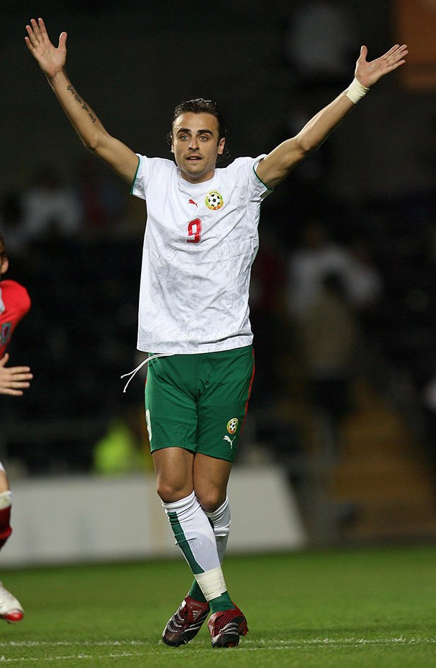Рекордьорът по голове за България тръгна в националния с попадение срещу великия Петер Шмайхел.