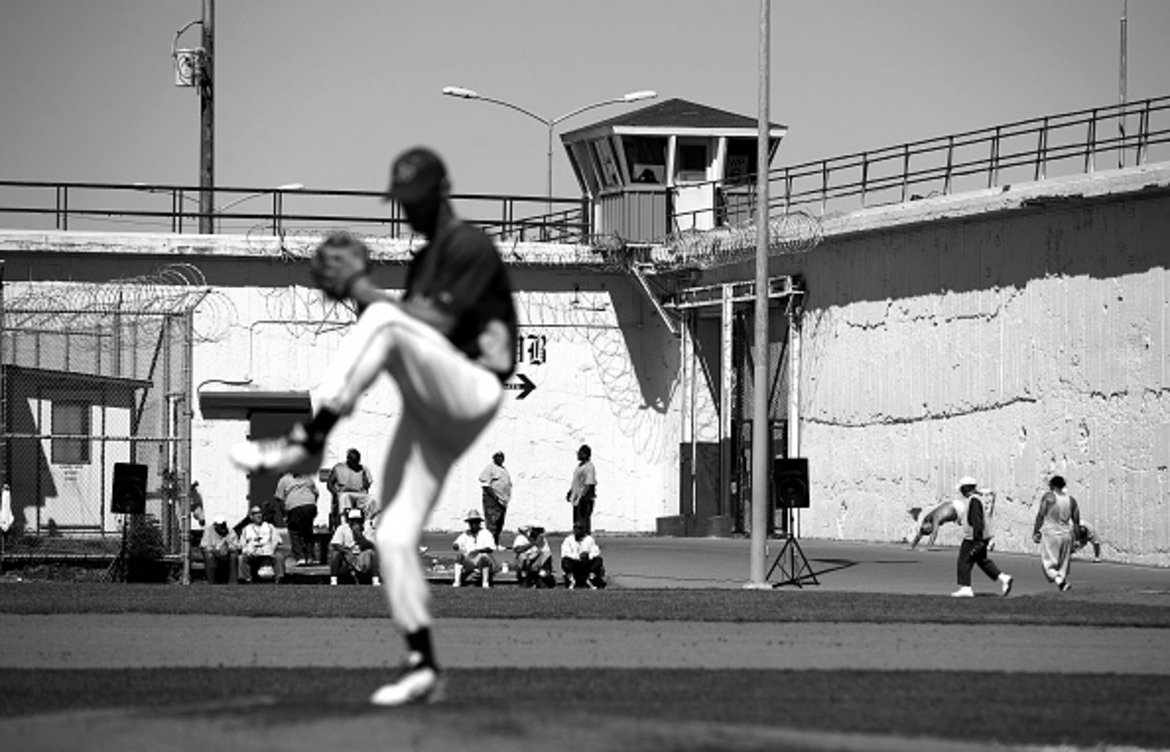 Питчърът Брендън Теръл от Сан Куентин Атлетикс хвърля срещу Клуб Мексико от Стоктън (Калифорния).
Затворът Сан Куентин, Калифорния, 29 април 2017 г.