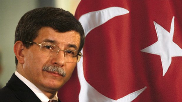 За Турция „Ислямска държава“ и ПКК са терористични организации. 
Премиерът Ахмет Давутоглу твърди, че намесата на турските военновъздушни сили в Сирия може да преобърне хода на кървавите събития там. 
 Колкото до ПКК, според Анкара кюрдските сепаратисти, установени в Северен Ирак, са засили подривната дейност и атаките си в Турция, тъй като властите са ангажирани с войната в Сирия