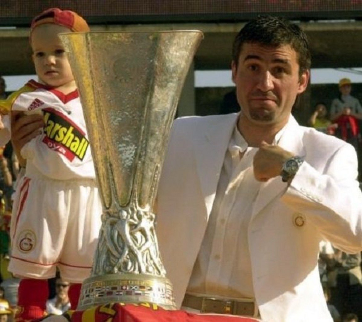 Георге Хаджи със сина си Янис Хаджи с Купата на УЕФА през 2000 година, когато Галатасарай победи Арсенал на финала след изпълнение на дузпи. Малкият Янис ще навърши 21 през октомври и върви уверено по стъпките на баща си, като вече е свързван с редица европейски грандове, включително и Барселона.