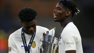 Орелиан Чуамени и Пол Погба с трофея от Лигата на нациите за 2021 г.