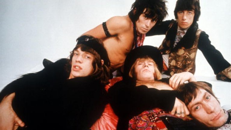 Браян Джоунс дава името на групата в чест на песента на Muddy Waters „Rollin' Stone“