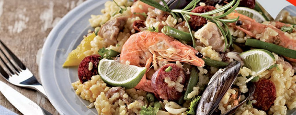 3. Испанска паеля
•  нарязани на парчета: 250 г салам чоризо, 2 жълти чушки, 150 г зелен фасул • 6 пилешки бутчета•  300 г скариди с неотстранени черупки •  1 кг миди, почистени •  1 голяма глава лук •   2 скилидки чесън, накълцани • 500 г ориз за паеля • 1,25 л пилешки бульон • 1 голяма щипка шафран • 1 стрък розмарин • 2 чаени лъжички червен пипер • зехтин • сол  •пипер
Нарежете пилето на големи парчета, а чоризото на резенчета. Почистете скаридите и прегледайте мидите, само затворени. Нарежете лука, чесъна, жълтите чушки и зеления фасул. Загрейте малко зехтин в тигана и леко запържете пилешкото месо, а после го извадете от тигана. Добавете чоризото и гответе, докато стане хрупкаво. После прибавете лука, чесъна, пипера. Прибавете отново пилешкото месо, заедно със зеления фасул и червен пипер. После добавете ориза. Сипете пилешкия бульон, добавете шафрана и стрък розмарин. Поставете капак и гответе, докато оризът се приготви. Добавете мидите и скаридите. Поставете капака и гответе още няколко минути, докато мидите се разтворят, а скаридите са готови.