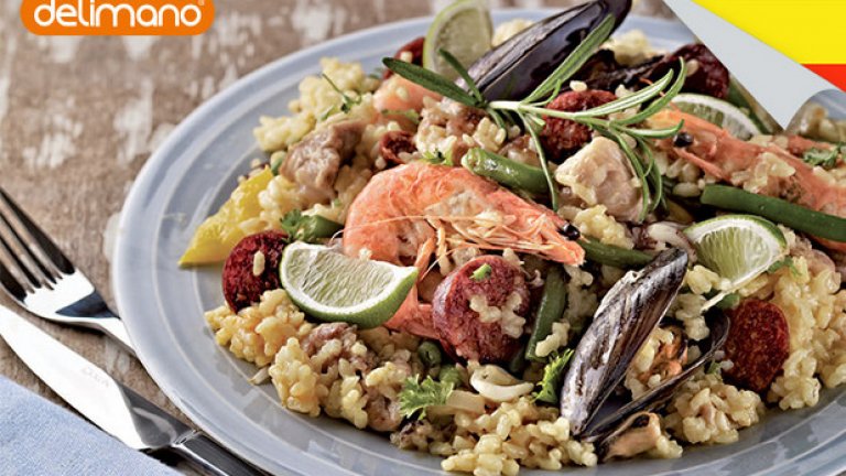 3. Испанска паеля
•  нарязани на парчета: 250 г салам чоризо, 2 жълти чушки, 150 г зелен фасул • 6 пилешки бутчета•  300 г скариди с неотстранени черупки •  1 кг миди, почистени •  1 голяма глава лук •   2 скилидки чесън, накълцани • 500 г ориз за паеля • 1,25 л пилешки бульон • 1 голяма щипка шафран • 1 стрък розмарин • 2 чаени лъжички червен пипер • зехтин • сол  •пипер
Нарежете пилето на големи парчета, а чоризото на резенчета. Почистете скаридите и прегледайте мидите, само затворени. Нарежете лука, чесъна, жълтите чушки и зеления фасул. Загрейте малко зехтин в тигана и леко запържете пилешкото месо, а после го извадете от тигана. Добавете чоризото и гответе, докато стане хрупкаво. После прибавете лука, чесъна, пипера. Прибавете отново пилешкото месо, заедно със зеления фасул и червен пипер. После добавете ориза. Сипете пилешкия бульон, добавете шафрана и стрък розмарин. Поставете капак и гответе, докато оризът се приготви. Добавете мидите и скаридите. Поставете капака и гответе още няколко минути, докато мидите се разтворят, а скаридите са готови.