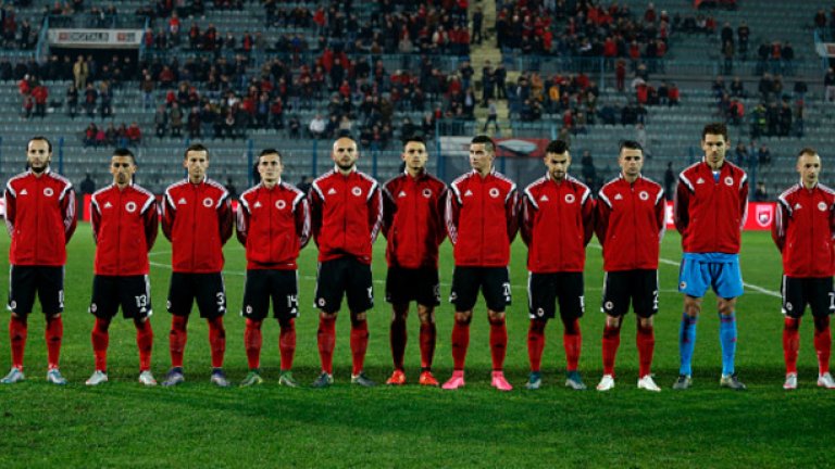 Албания е друг дебютант, а на автобуса на отбора пише: Хубаво е да си албанец.