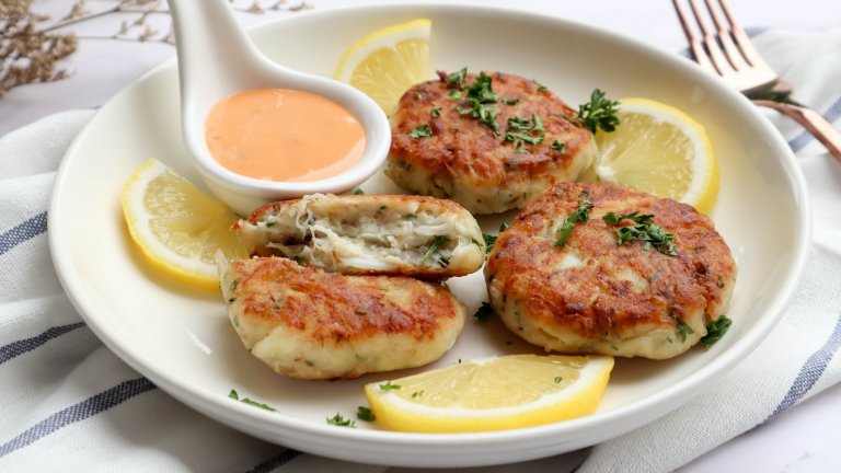 Рачешки кексчетаЗа тази рецепта ви трябва рачешко месо, което вече се намира в редица от големите хипермаркети, но в много краен случай можете да използвате отцедена риба тон в собствен сос. Към месото прибавяте 300 грама намачкани сварени картофи, накълцани пера зелен лук, накълцан магданоз, сол, пипер и едно яйце. 
Охладете сместа за 30 минути в хладилник, след което оформете кюфтенца. Печете на леко намазнен тиган по пет минути от всяка страна и сервирайте с чеснов сос, сос тартар или друг сос по избор.