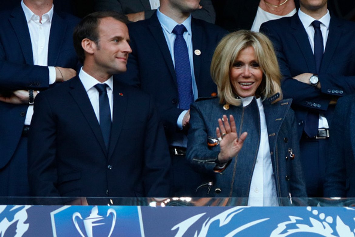 Президентът Емаюел Макрон и съпругата му Бриджит също бяха сред зрителите на "Стад дьо Франс"