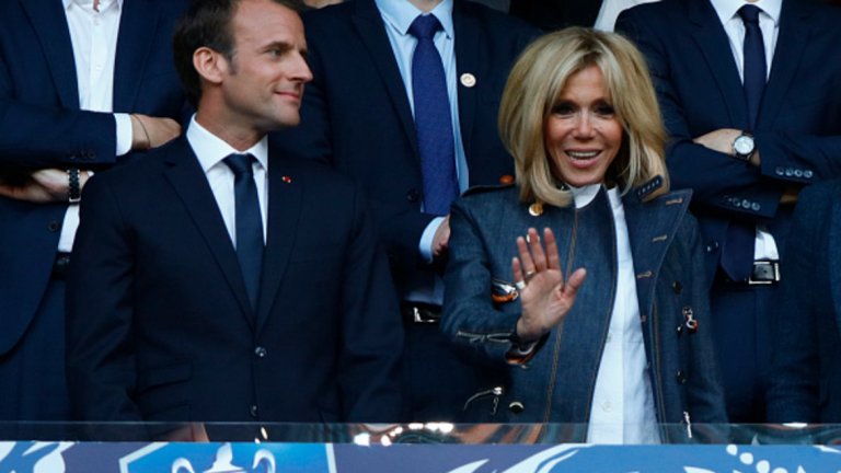Президентът Емаюел Макрон и съпругата му Бриджит също бяха сред зрителите на "Стад дьо Франс"