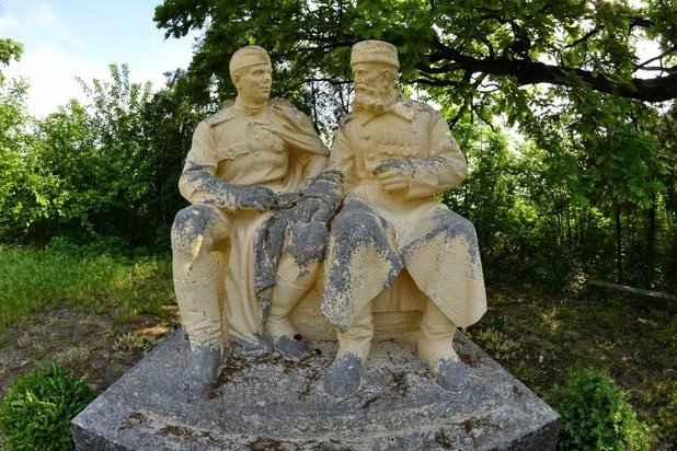 Каменната скулптура “Вечна дружба”, създадена през 1953 година от Петър Златарев.