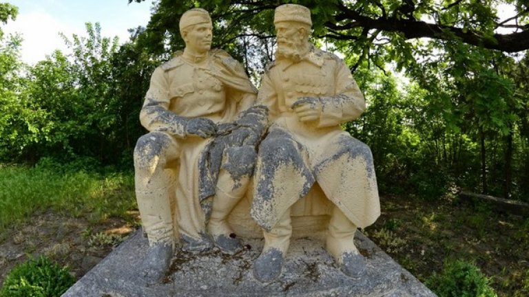Каменната скулптура “Вечна дружба”, създадена през 1953 година от Петър Златарев.
