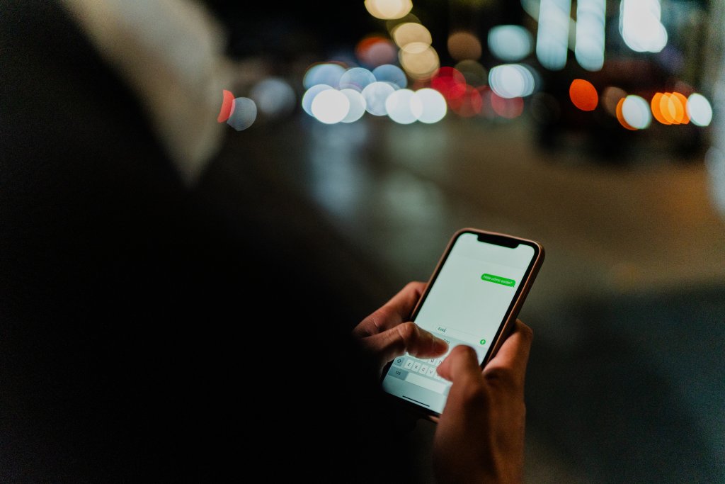 Телефонът е в ръката ми, а аз къде съм?