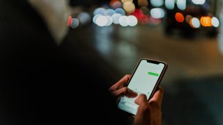 Телефонът е в ръката ми, а аз къде съм?