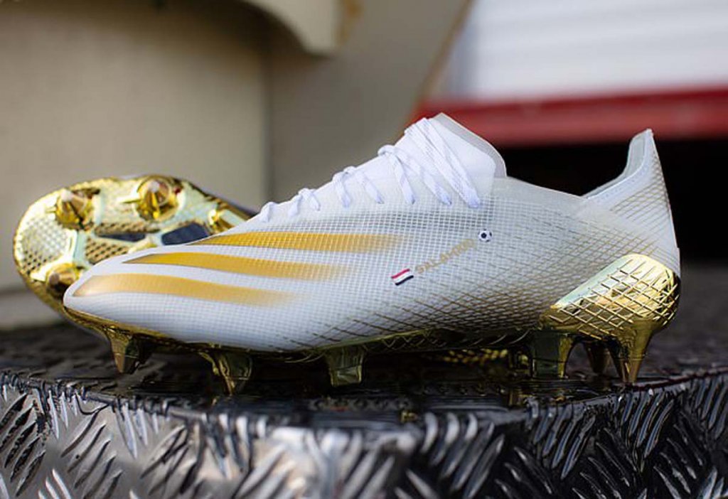 Обяснено: Защо adidas обу Салах със "златни" обувки за мача с Аякс?