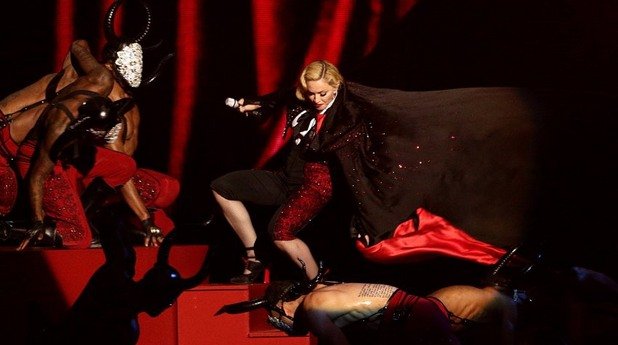 Тя се завърна след 20 години отсъствие. И падна...  Вижте още от изпълнението на Мадона в галерията.