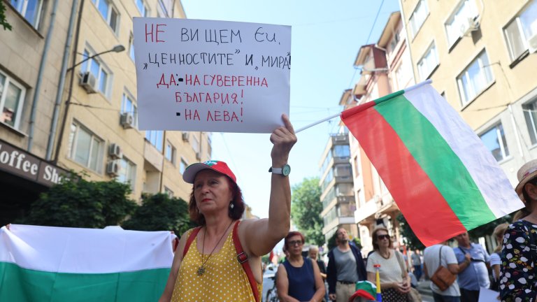 Изключение ще има само за автомобили, обслужващи протеста, и градския транспорт (снимка: протест срещу еврото от 26 юни)