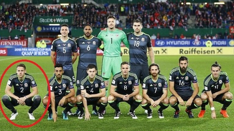 Крис Гънтър прилича на срамежливкото в групата, който не обича да се снима, но му се налага. Погледнете го колко встрани е…