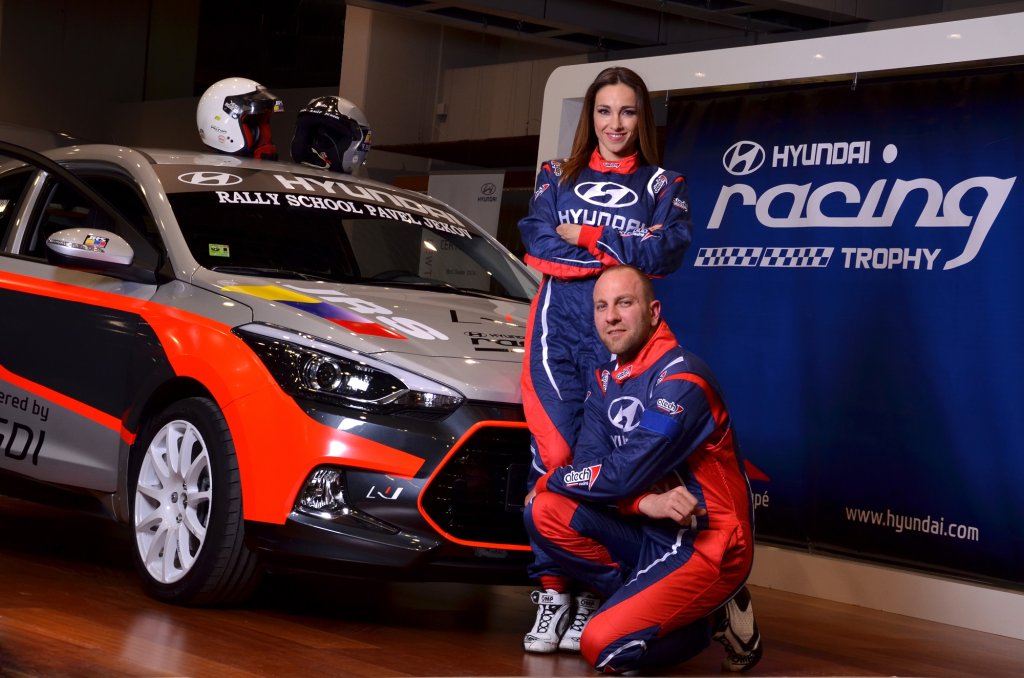 Алекс Раева и Васко Жеков пред състезателния Hyundai 