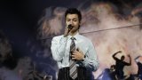 Певецът изпълни неиздаваната досега „What Is Enough“ пред хиляди фенове в Ню Йорк