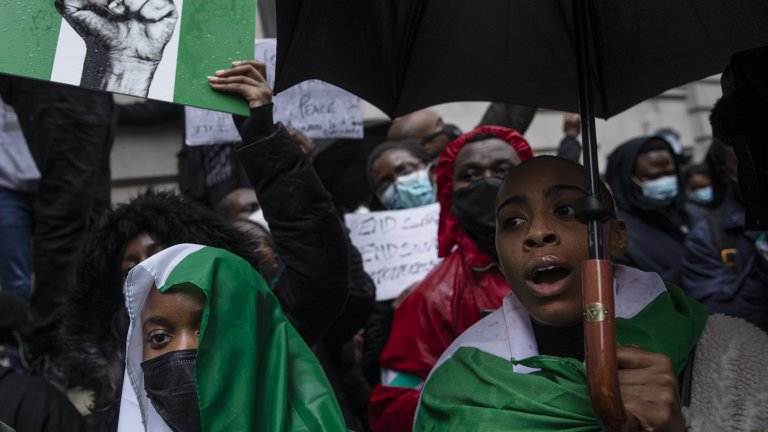 Близо 100 души бяха убити по време на мирните протести в Нигерия, където властва насилието