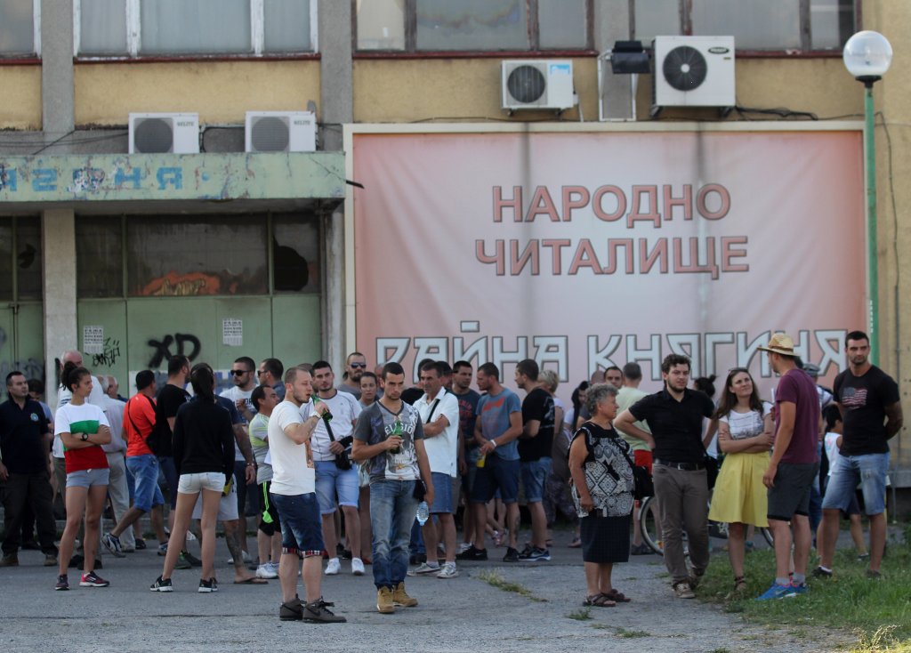 Недоволните от ромските набези излязоха на протест пред читалището в квартала