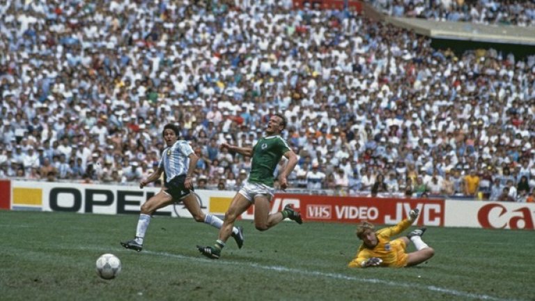 1986 г., Мондиал. Аржентина - Германия 3:2.
Хорхе Буручага промушва топката край закъснелия вратар на немците Тони Шумахер и носи купата на аржентинците 6 минути преди края. В този епичен мач Диего Марадона и компания владееха напълно положението и водеха с 2:0 до 74-ата минута. Тогава на сцената на "Ацтека" се появи резервата Карл-Хайнц Румениге, който намали. Руди Фьолер вкара за 2:2 и психологическото предимство изглеждаше за германците. Но Марадона плъзна топката на Буручага сам срещу Шумахер и той не сбърка.