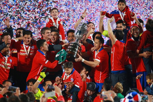 Чили спечели първата си титла на Копа Америка след победа с 4:1 (0:0 в редовното време) над Аржентина след изпълнение на дузпи.