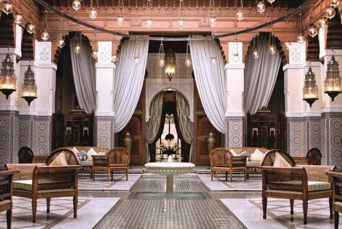 Роял Мансур, Маракеш, Мароко
Мароканският крал Мохамед VI не е жалил средства, когато е строил този хотел - своеобразна перла в короната на кралството. Всеки един от 53-те апартамента в хотела разполага с великолепни витражи и ръчно положени мозайки, копринени килими, мебели със златни бродерии по тях и венециански кристални статуи. Кралският разкош настрана, хотелът на практика функционира като град в града, откъснат от шумотевицата и прахоляка на Маракеш. В него има четири ресторанта, три бара, художествена галерия, библиотека и турска баня. А благодарение на мрежа от подземни тунели, достъпни само за персонала, обслужването е дискретно и безупречно. Всичко това обаче си отговаря и на цената - стаите започват от 1336 на нощувка.