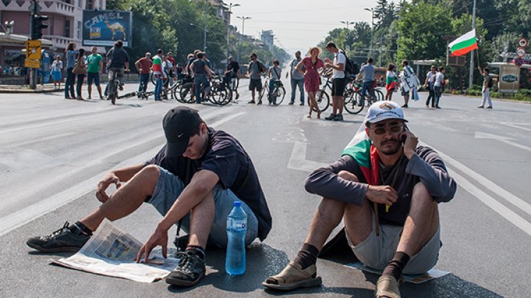 Орлов мост също бе блокиран