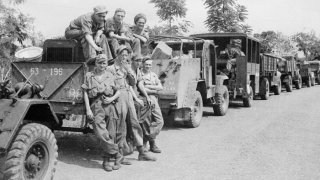 COLLECTIE_TROPENMUSEUM_Militaire_kolonne_tijdens_de_eerste_politionele_actie_TMnr_10029134