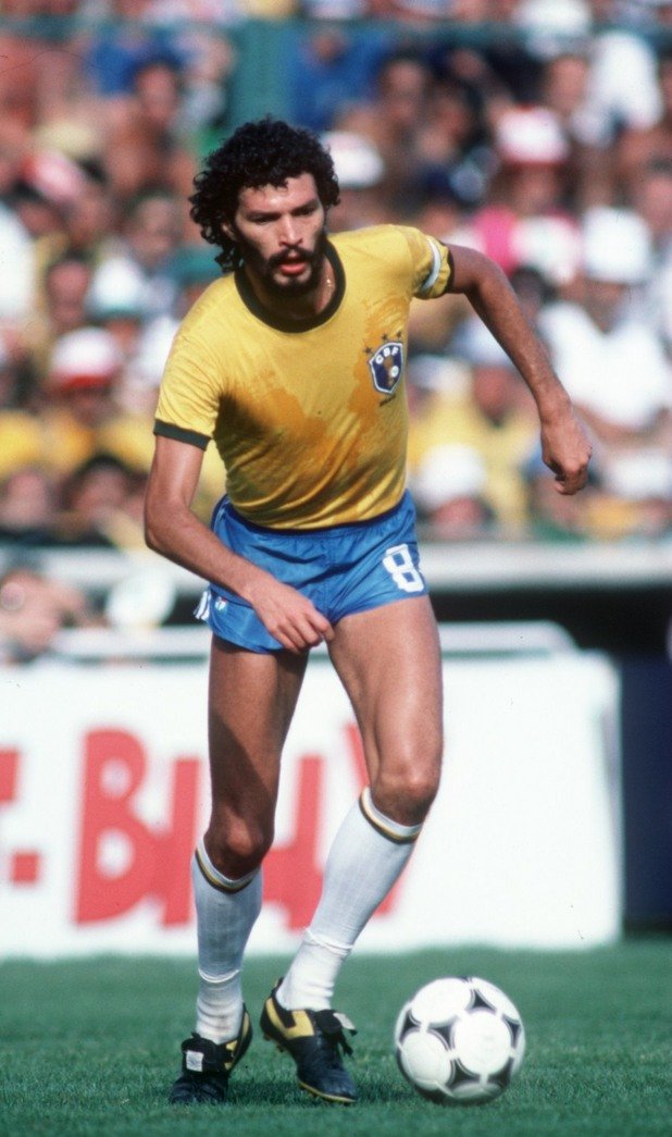 6. Сократес в Гарфорт Таун
Едно от най-сензационните завръщания от пенсия. През 2004-та, когато бе на 50, Сократес реши да се върне на терена и да заиграе за... аматьорския английски Гарфорт Таун. Собственикът Саймън Клифърд имал силни връзки в Бразилия и по някакъв начин успял да убеди капитана на световните шампиони от 1982 г. да пристигне в отбора. „Звъннах няколко телефона и Сократес каза, че е заинтересован. Той е доста принципен човек и не се интересува от пари, което е супер, защото няма да му плащаме“, казва тогава Клифърд. В края на краищата, Сократес изиграва едва 12 минути за Гарфорд, влизайки като резерва, и признава, че заради пушенето и студеното йоркширско време няма как да остане в тима. 