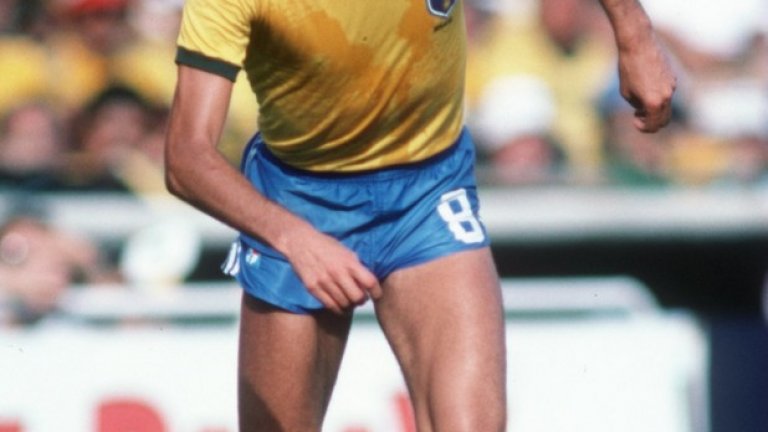 6. Сократес в Гарфорт Таун
Едно от най-сензационните завръщания от пенсия. През 2004-та, когато бе на 50, Сократес реши да се върне на терена и да заиграе за... аматьорския английски Гарфорт Таун. Собственикът Саймън Клифърд имал силни връзки в Бразилия и по някакъв начин успял да убеди капитана на световните шампиони от 1982 г. да пристигне в отбора. „Звъннах няколко телефона и Сократес каза, че е заинтересован. Той е доста принципен човек и не се интересува от пари, което е супер, защото няма да му плащаме“, казва тогава Клифърд. В края на краищата, Сократес изиграва едва 12 минути за Гарфорд, влизайки като резерва, и признава, че заради пушенето и студеното йоркширско време няма как да остане в тима. 