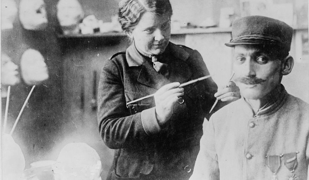 Anna_Coleman_Ladd_and_soldier