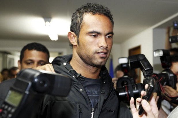 Юли 2010 г.: Бруно се предава в полицията, след като е обвинен в убийството на Елиса