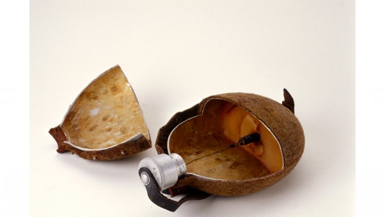 Манерката с вграден експлозив също датира от времето на Втората световна война