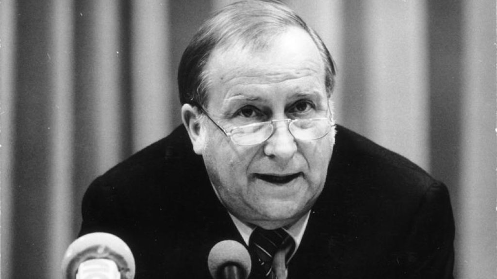 Bundesarchiv_Bild_183-1990-0821-025,_Detlev_Rohwedder,_Präsident_der_Treuhandanstalt