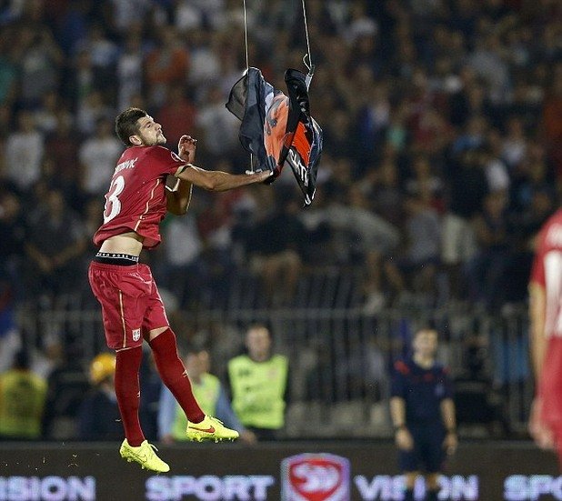 Знамето бе забелязано от Стефан Митрович, който скочи високо и улови флага. Албанските играчи се втурнаха да го отнемат от сърбина, след което настана бой. 