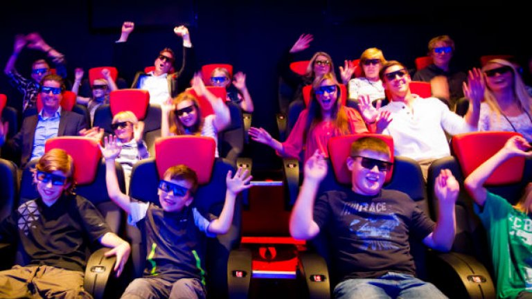 Трикове, представяни като уникални технологии
Гледайте го в Technicolor 3D! Независимо че е заснет без идеята за 3D и е конвертиран впоследствие, важното е, че някои обекти изглеждат сравнително обемни и сравнително по-близо до вас. А клатещата се камера, симулираща някакво усещане за напрежение и замазваща екшън сцените? Често се прекалява с използването й, така че дано не ви прилошее.
Могат да бъдат дадени още доста примери. Конкретно илюзията за трето измерение в киното отдавна вече не е новост, но в съвсем друга графа са лунапарк атракциите в киносалона като въвеждането на аромати, клатещи се седалки, пръскане с водни струйки и други подобни, гръмко назовавани като 4D, 6D и 8D преживяване, често демонстринани чрез специализирани кратки филми, нямащи много общо с киното.