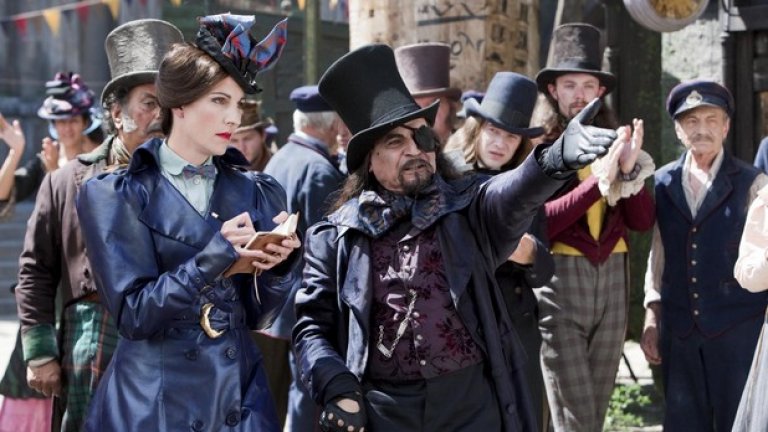 "Добрината е в това, което правиш. Не в онзи, на който се молиш."
На снимката: Екранизацията по „Пощоряване” (Going Postal), която беше излъчена през 2010 г. В адаптациите на Sky и самият Пратчет се появяваше в дребни роли