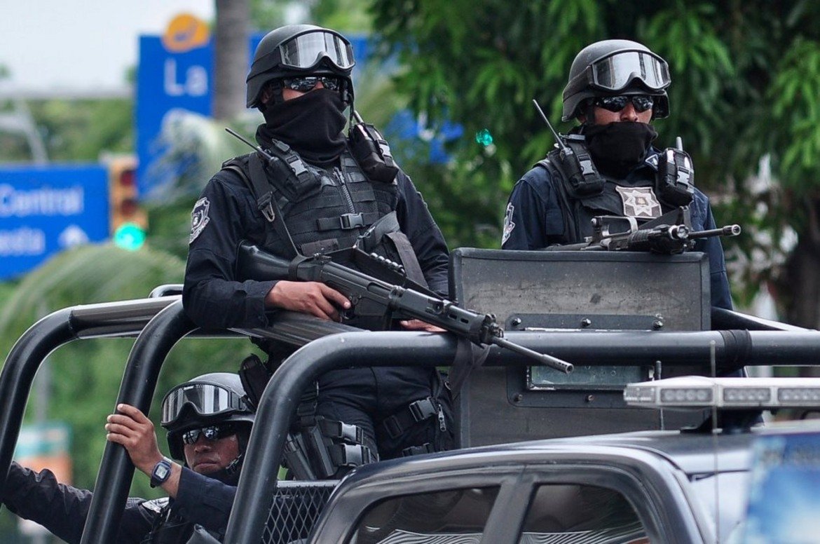 Тежко въоръжена полиция охранява мексиканските курорти 