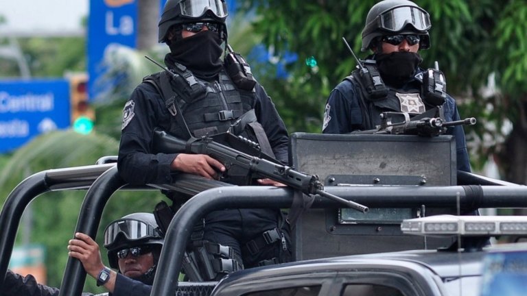 Тежко въоръжена полиция охранява мексиканските курорти