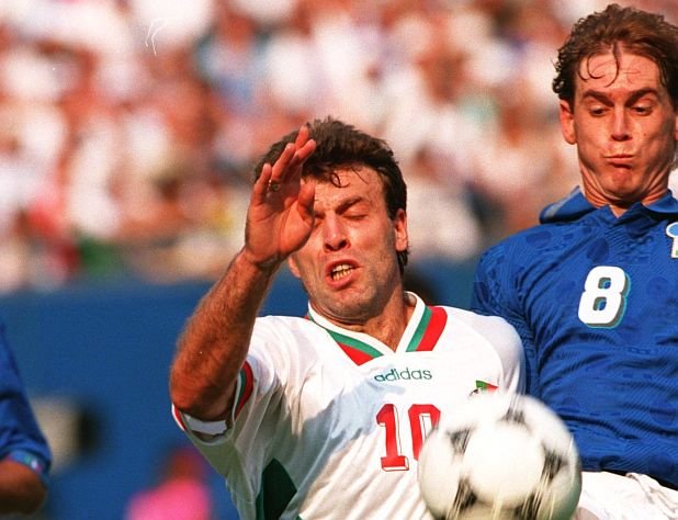 13 юли, Ню Йорк: Наско Сираков е съборен в наказателното поле от Роберто Муси - дузпа за България срещу Италия. Но резултатът вече е 0:2 с два гола на Роберто Баджо и полуфиналът ни се изплъзва... Стоичков реализира дузпата и предстои цяло второ полувреме на надеждата.