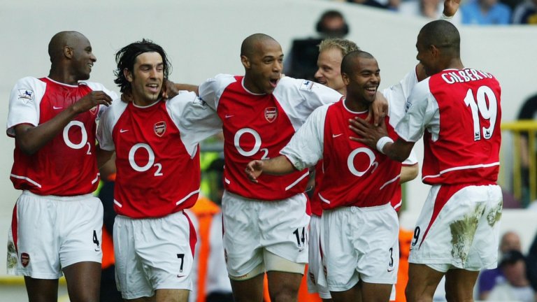 Въпреки че отпаднаха на полуфиналите и четвъртфиналите съответно за ФА къп и в Шампионската лига, този отбор на Арсенал остава един от най-великите в историята на Висшата лига.