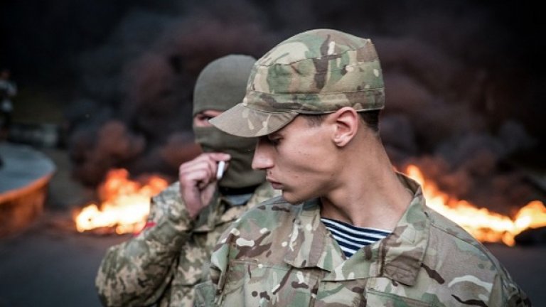 В същото време поддръжници на "Десен сектор" в различни градове на Западна Украйна организират масови протести и блокират здания на местната власт.