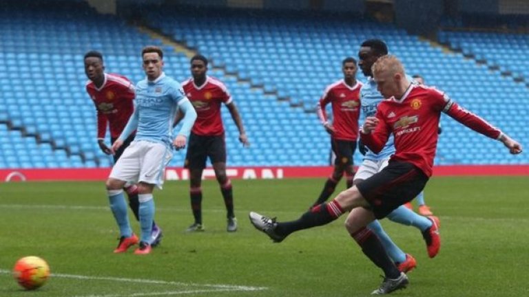 Джеймс Уиър, дебютира на 28 февруари 2016 срещу Арсенал във Висшата лига
Още е в Юнайтед, но Моуриньо няма намерение за разчита на него на този етап.