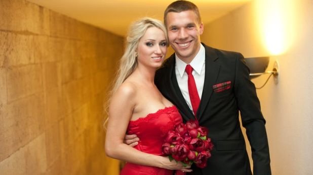 Моника бе прекрасна в червено на сватбата си с Лукас през юни 2011 г.
